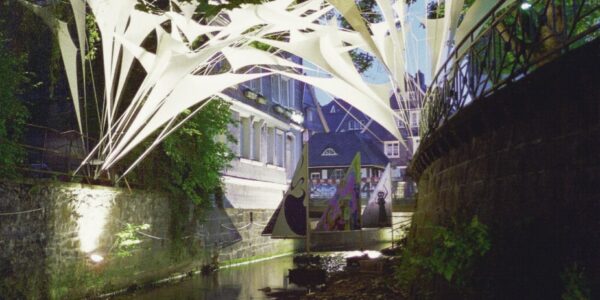 BUILDING BRIDGES / Brückenschlag / Bild 1